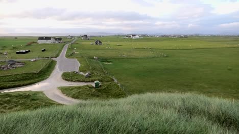 Blick-über-Die-Crofting-Landschaft-Von-Benbecula-Auf-Den-Hebriden-Im-Sanften-Abendlicht-Mit-Wehendem-Strandhafer-Im-Vordergrund