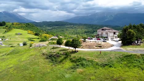orbitando alrededor de una casa en un vasto paisaje montañoso nublado en el centro de italia