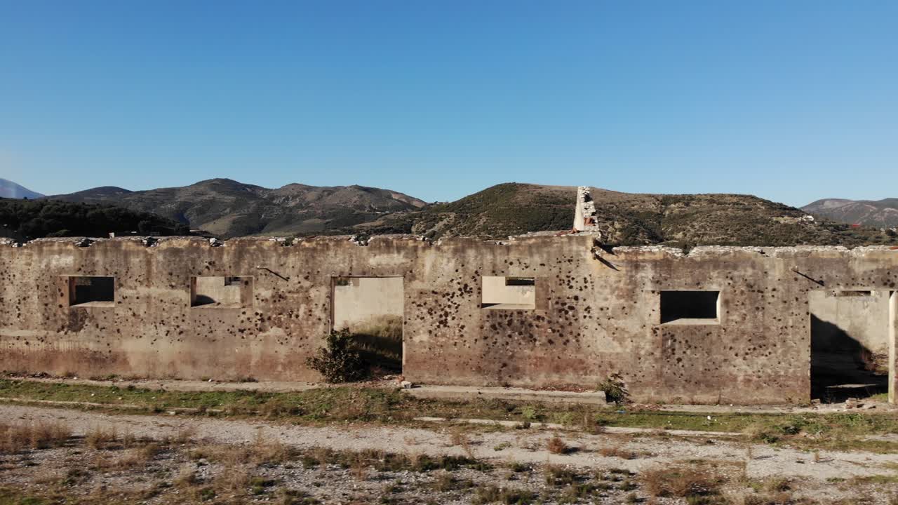 dormitorios en ruinas del notorio campamento de tepelena en albania, permanecieron del régimen comunista
