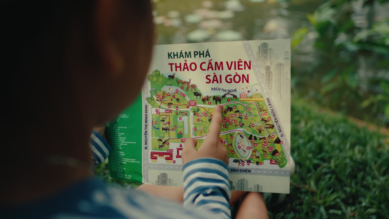 Child looking at a map of the Ho Chi Minh Zoo