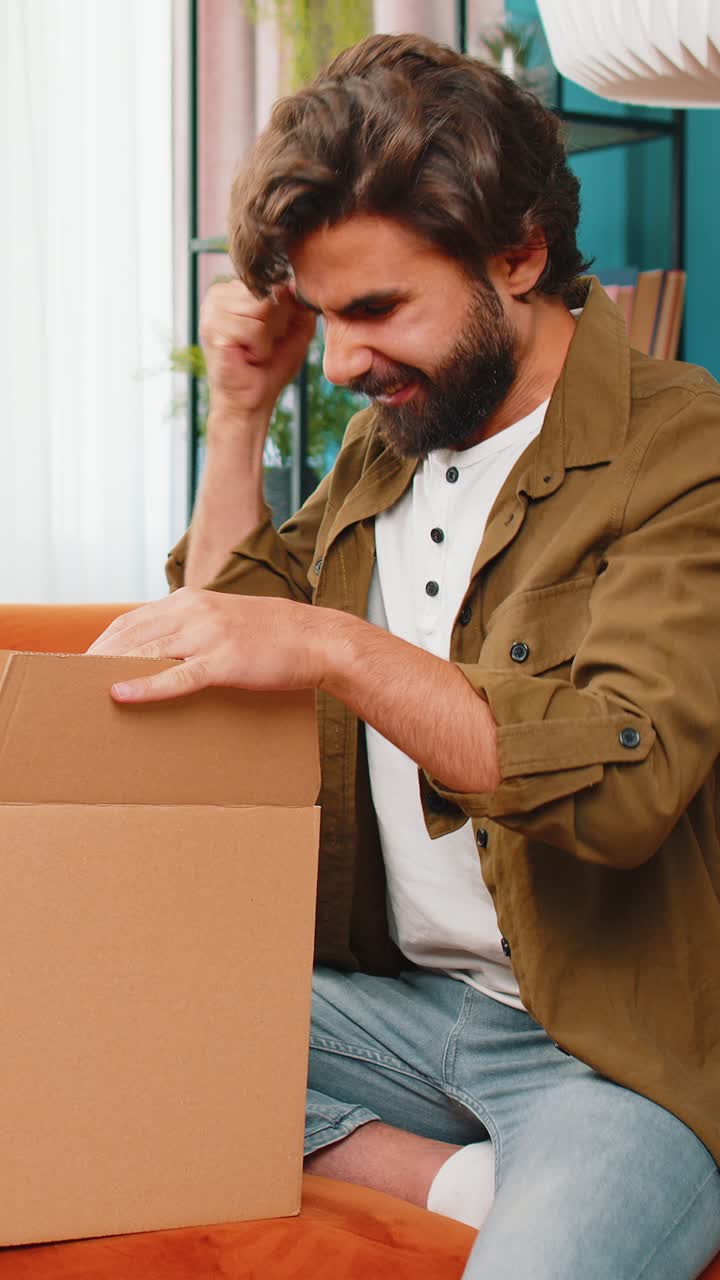 feliz hombre árabe comprador desempaque caja de cartón entrega paquete compras en línea compra en casa