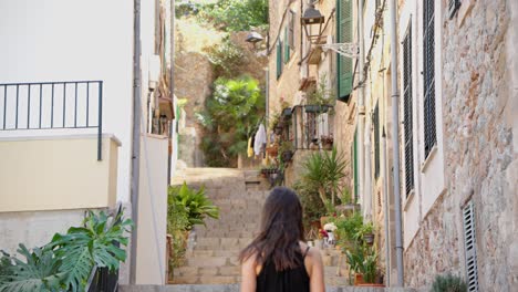 model is going up a stariway at valldemossa, highest village at mallorca