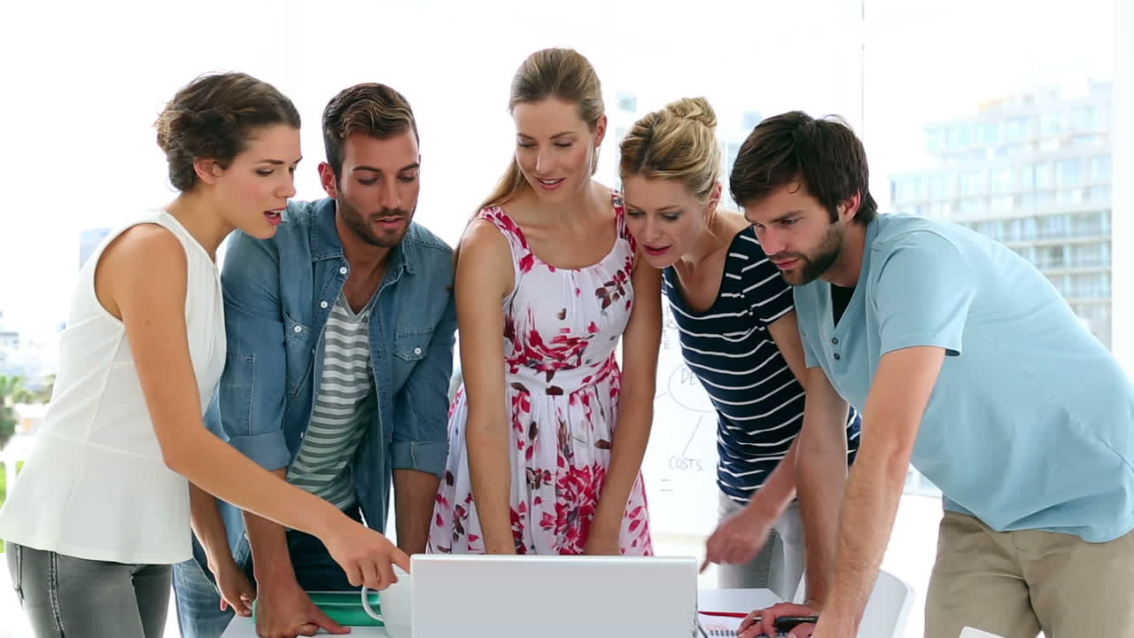 equipo de diseñadores teniendo una reunión