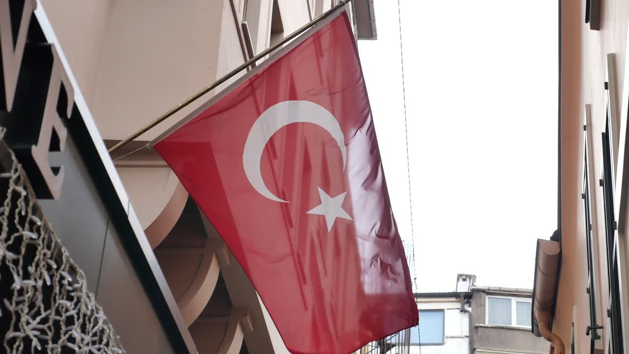 바람에 펄럭이는 터키 국기