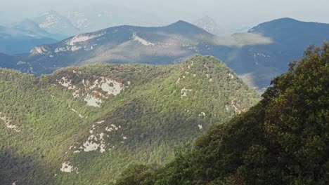 Zeitraffer-Wolkenschatten,-Die-Sich-über-Das-Montserrat-Gebirge,-Spanien,-Bewegen