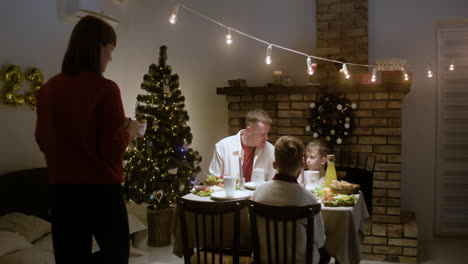 Celebración-De-Nochevieja-En-El-Salón.