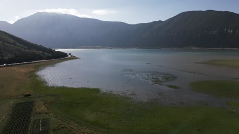 Camino-Al-Lado-De-Un-Hermoso-Lago-Y-Grandes-Montañas.