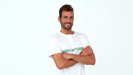 un apuesto voluntario sonriendo a la cámara