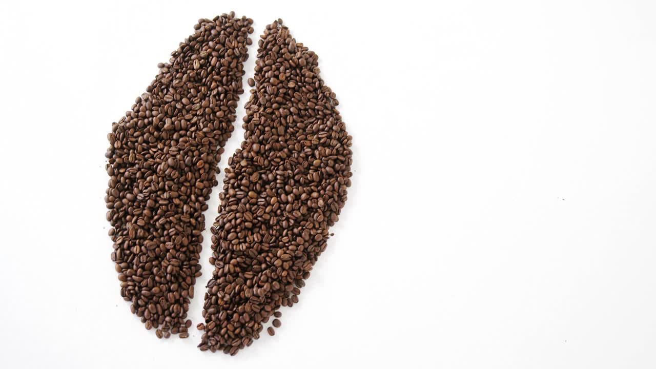 granos de café que forman la forma de un grano de café