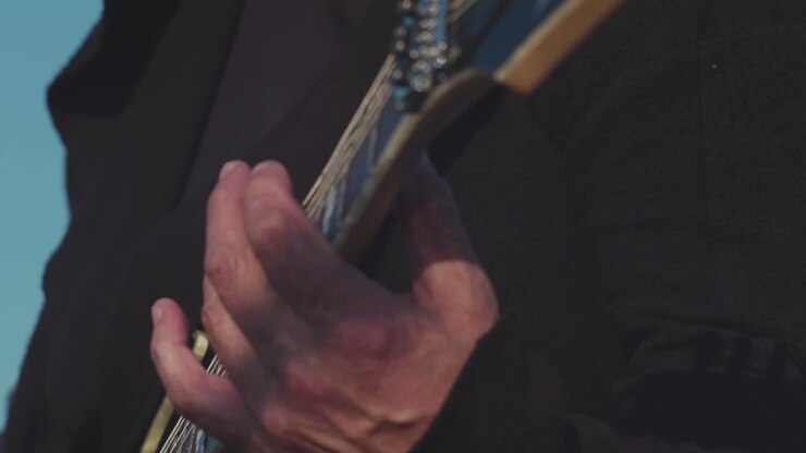 Elektro gitar çalan bir müzisyenin yakın çekimi