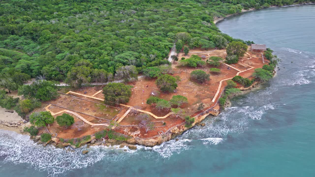 Vista aerea con drone delle rovine de La Isabela, il primo insediamento europeo fondato da Cristoforo Colombo a Hispaniola. Sito archeologico storico sulla costa settentrionale vicino a Puerto Plata, Repubblica Dominicana.