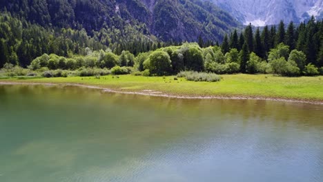 lago de fusine superior, alpes italianos. vuelos aéreos de aviones no tripulados.