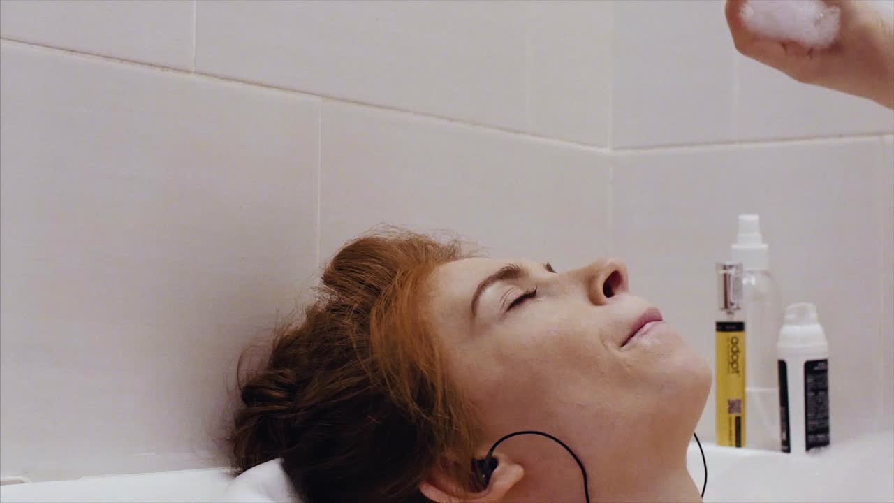 una mujer disfrutando de un baño de burbujas.