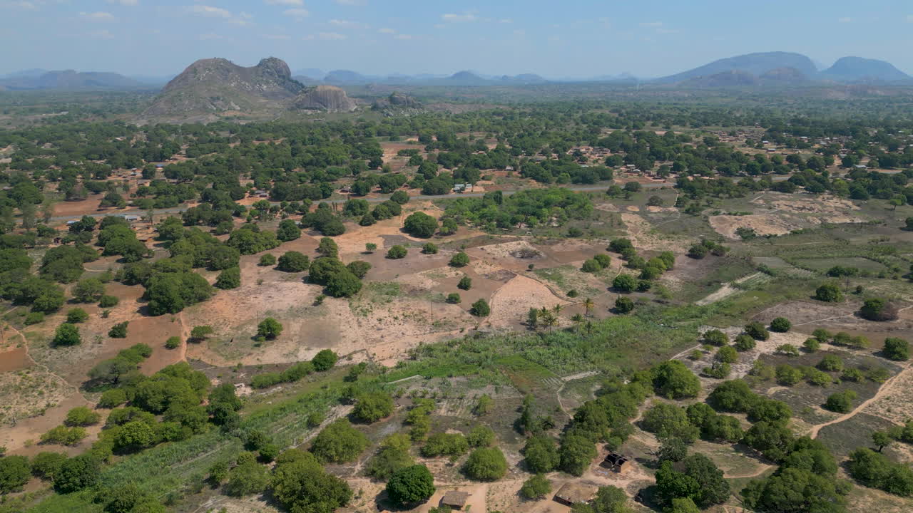 Vista aérea sobre a paisagem cênica moçambicana rodeada por colinas de granito incomuns, semelhantes a montanhas, ou inselbergs, na província de Nampula.
