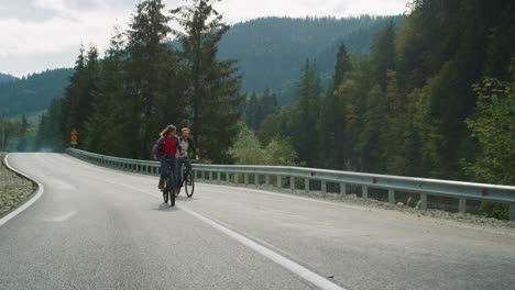 Millennials-Andando-En-Bicicleta-Juntos-En-El-Paisaje-Montañoso.-Ruta-Ciclista-De-Hipsters.