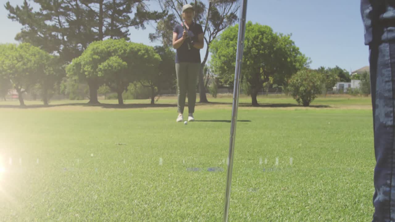 골프 코스에서 골프를 치는 고위 백인 부부 위의 빛의 트레일의 애니메이션