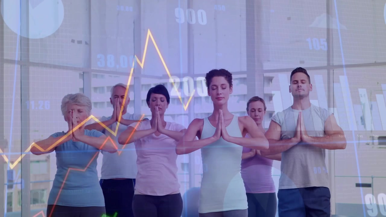 Participantes de yoga en colchonetas inhalando y levantando los brazos por encima de la cabeza para el seguimiento de datos de salud y financieros