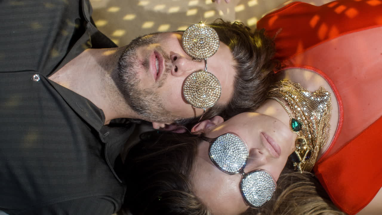 hombre y mujer en piso de mujer 4k 19