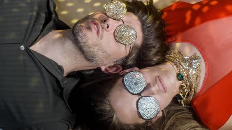 hombre y mujer en piso de mujer 4k 19