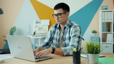 hombre trabajando en una computadora portátil en la oficina