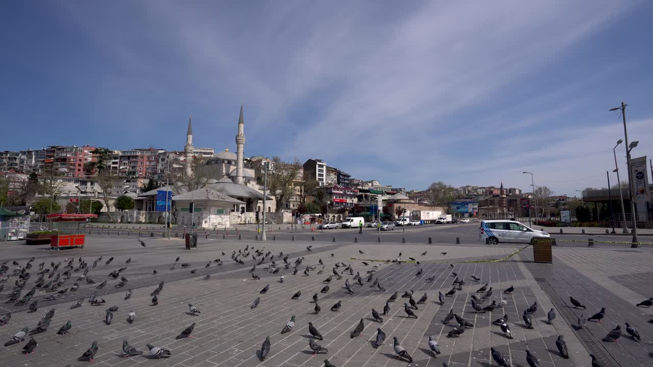 la plaza uskukar y la mezquita mihrimah sultan, de estambul durante el toque de queda por la pandemia de covid-19.