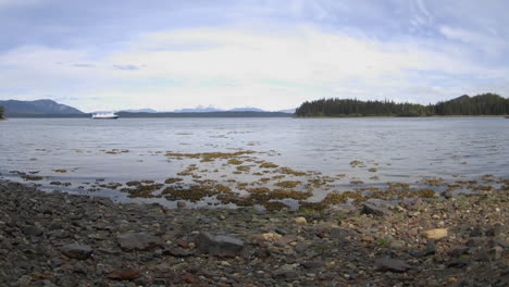 Zeitraffer-Bewegung-Der-Flut-Im-Hafen-Von-Pavlof-Vor-Der-Insel-Chichagof-Im-Südosten-Von-Alaska