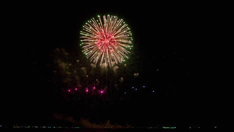 Zahlreiche-Fotos-Von-Feuerwerkskörpern,-Die-Während-Des-Silvesterabends-An-Der-Küste-Aufgenommen-Wurden