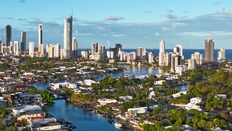 paisaje urbano con río y océano en el fondo
