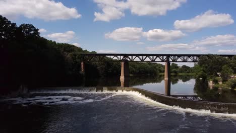 Antena-Sobre-El-Gran-Río-En-París,-Ontario,-Canadá