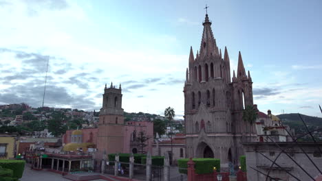 amanecer nublado en san miguel de allende, guanajuato méxico, parroquia de san miguel arcángel, fondo de nubes y palomas