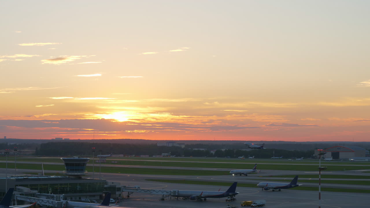 vista del aeropuerto al atardecer cuando el avión despega