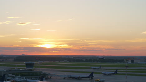 Vista-Del-Aeropuerto-Al-Atardecer-Avión-Despegando.