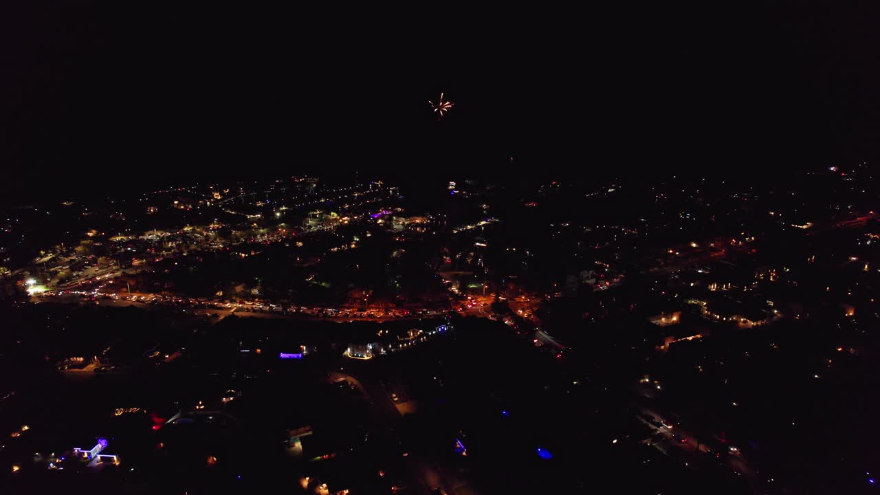 volando hacia la antena nocturna de los fuegos artificiales mindarie sobre el puerto deportivo y el océano