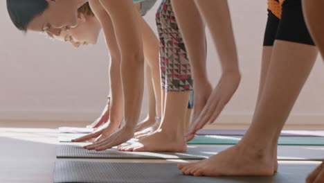 Clase-De-Yoga-De-Jóvenes-Sanos-Practican-La-Pose-De-Media-Curva-Hacia-Adelante-Estirando-El-Cuerpo-Disfrutando-Del-Ejercicio-En-El-Gimnasio