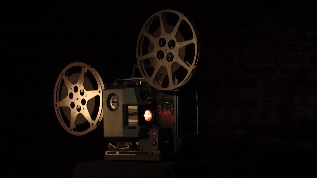 어둠 속에서 16mm 홈 프로젝터