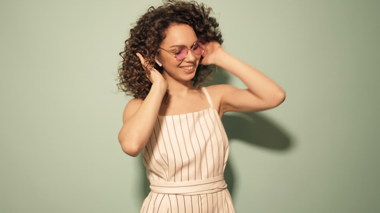 음악 을 듣고 있는 행복 한 여자