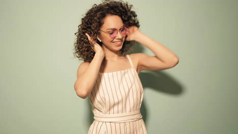 mujer feliz escuchando música