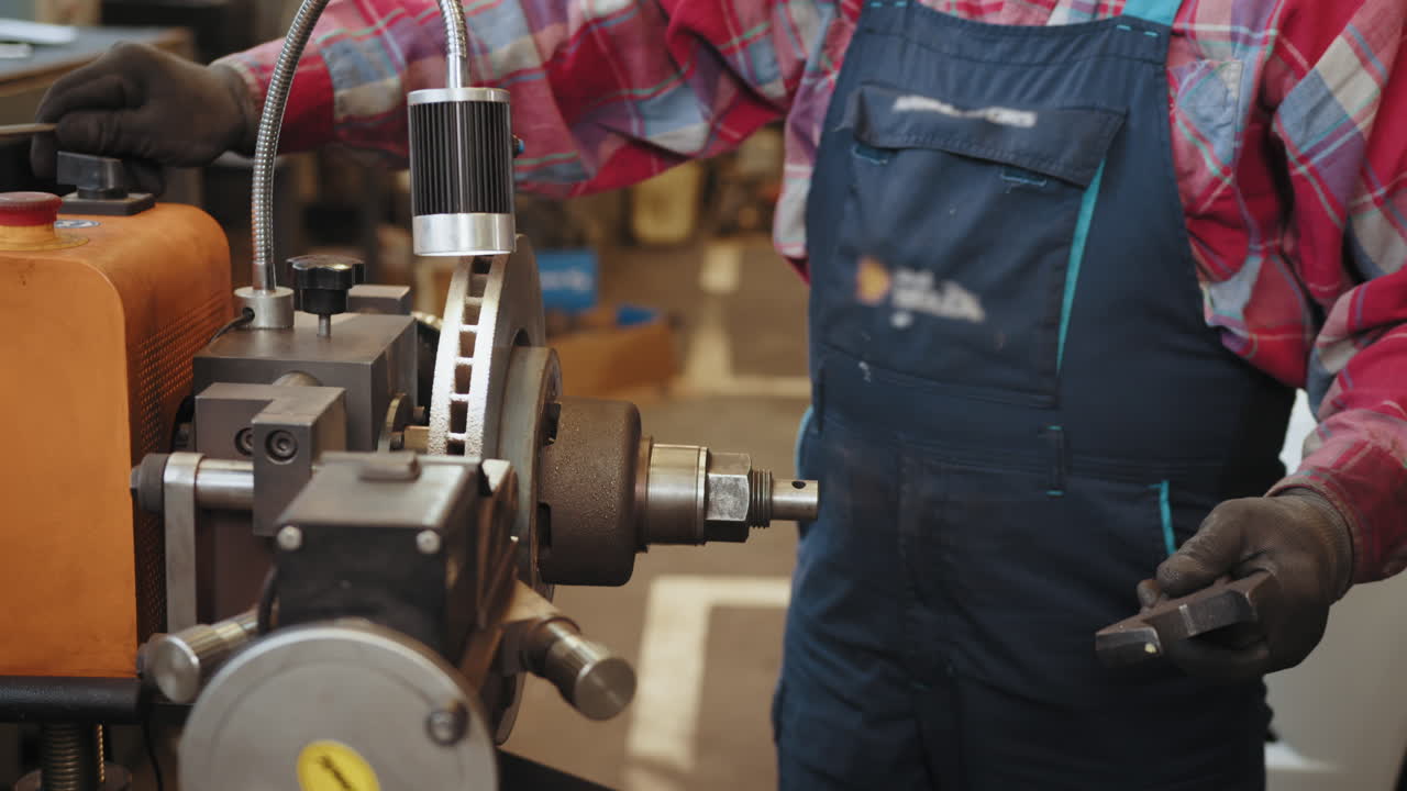 mecánico trabajando en un coche en un garaje
