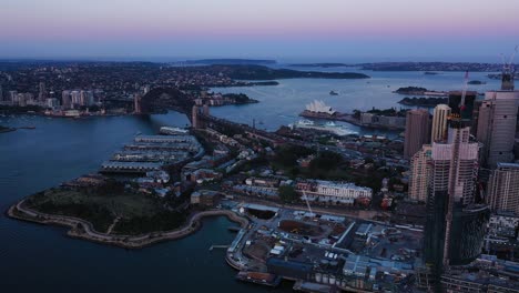 Sydney---Volando-De-Lado-Con-Vistas-Al-Puente-Del-Puerto-Y-Al-Teatro-De-La-ópera