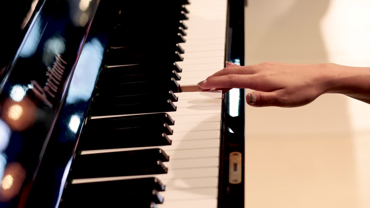 손은 시간에 따라 피아노 연주를 보여줍니다.