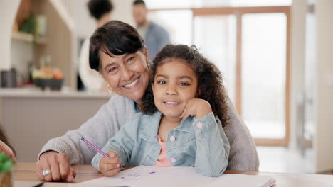 Abuela,-Nieto-Y-Tarea-Y-Sonrisa