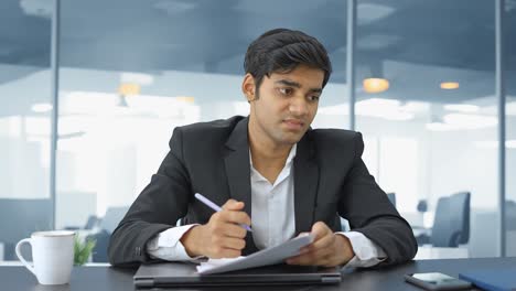 Empresario-Indio-Estresado-Leyendo-Y-Firmando-El-Contrato