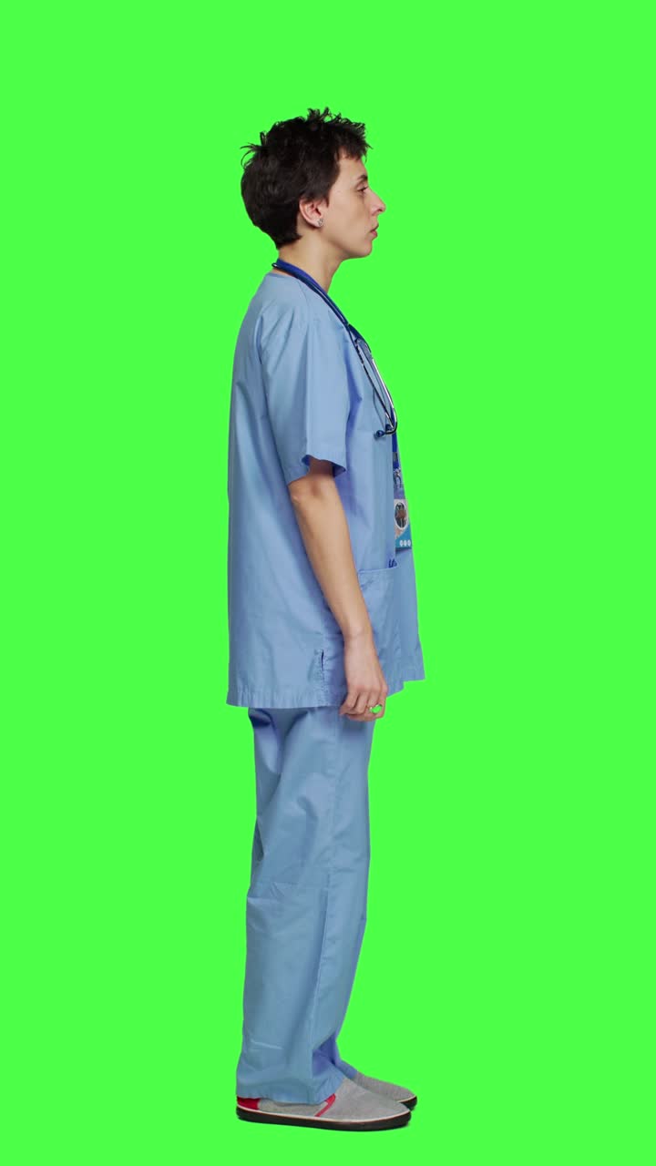 Profilo Giovane infermiera con competenze mediche in posa con sicurezza