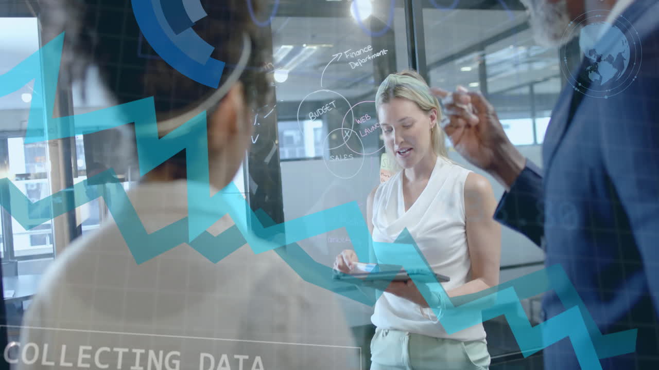 animación del procesamiento de datos financieros sobre diversas personas de negocios en la oficina