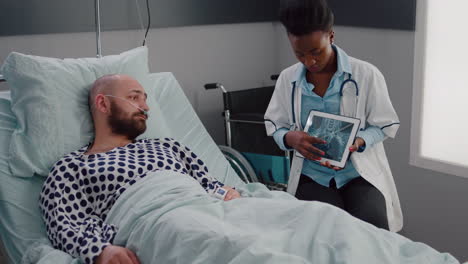 specialist surgeon black woman doctor explaining illness diagnosis