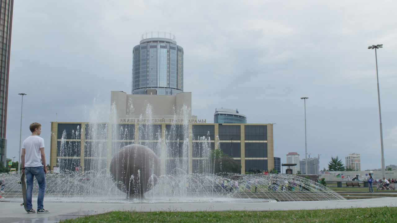 Escena de parque urbano con fuente y rascacielos
