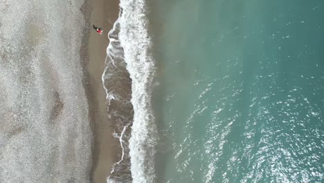 Playa-De-Pissouri-En-Chipre-Con-Aguas-Turquesas-Besando-Arenas-Doradas,-Vista-Aérea