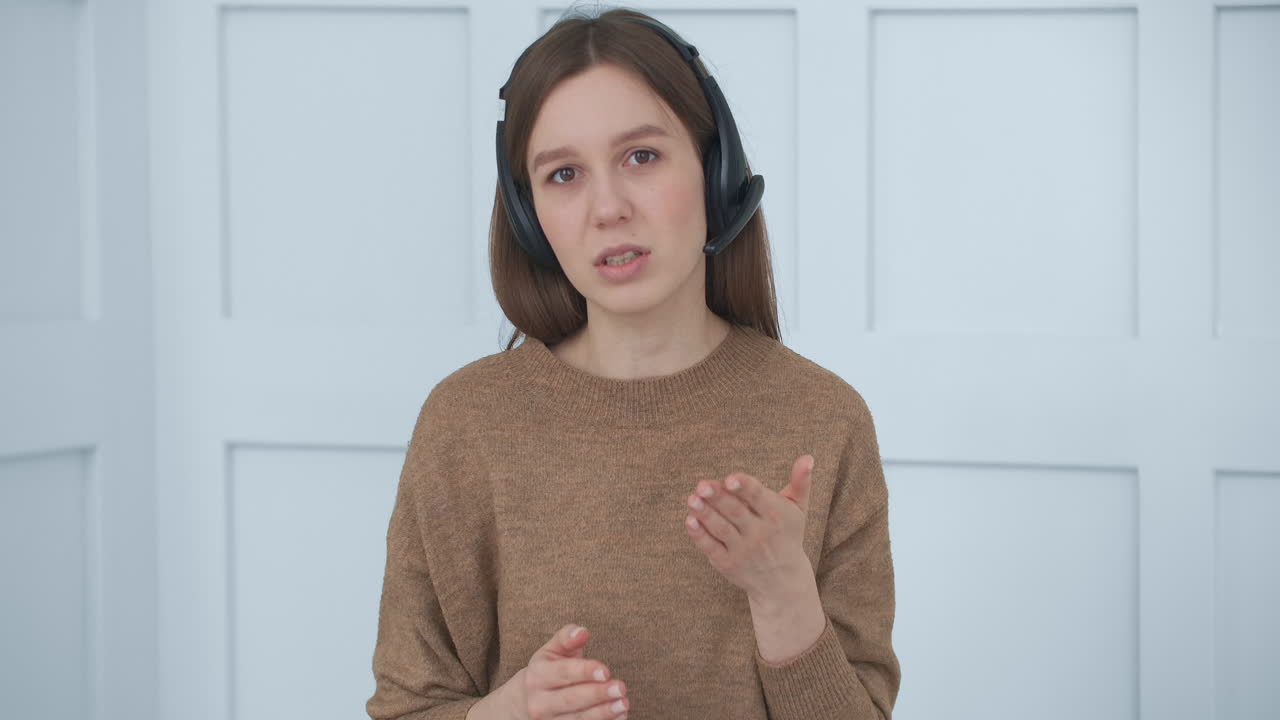 mujer mira cámaras web escucha conferencia webinar participa en conferencia telefónica con el líder masculino entrenador mentor hablando durante el chat de video virtual transmisión en línea de capacitación.