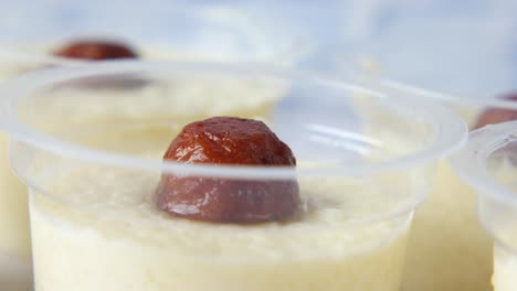 컵에 넣은  푸딩 디저트