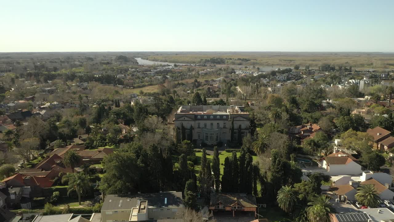 filmación con drones del palacio sans souci, o palacio sans souci, en buenos aires argentina en 4k